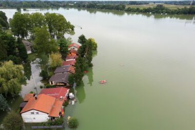 Ilustracija poplavljene Drave kod jezera Šoderica / Foto Luka Stanzl/PIXSELL