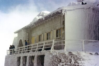 Planinarski dom Snježnik okovan ledom / Foto Privatna arhiva