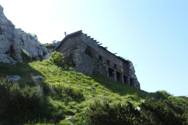 OMILJENO IZLETIŠTE Dom su od 1947. do 1951. vrijedno gradili riječki planinari, odnosno preci današnjeg Hrvatskog planinarskog društva »Platak« te ga svečano predali planinarima na korištenje / Foto NP Risnjak