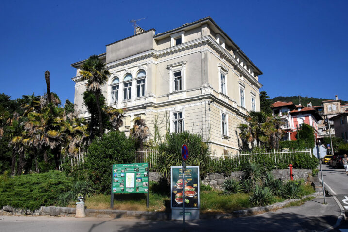 Dok je 1930. godine u Villi Keglevich bio otvoren pansion i imala je turističku namjenu, u novije vrijeme je bila sjedište Policijske postaje u Opatiji / Foto SERGEJ DRECHSLER
