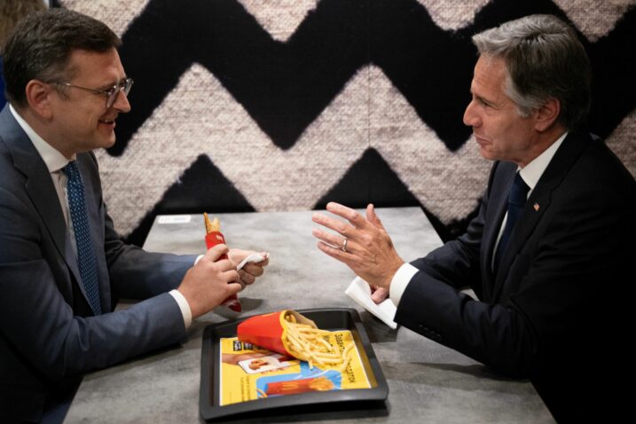 Dmitro Kuleba i Antony Blinken razgovaraju u McDonald'su u Kijevu / Foto Reuters