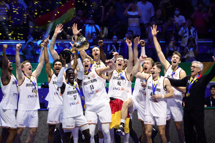 Njemački košarkaši nakon pobjede u finalu/Foto REUTERS