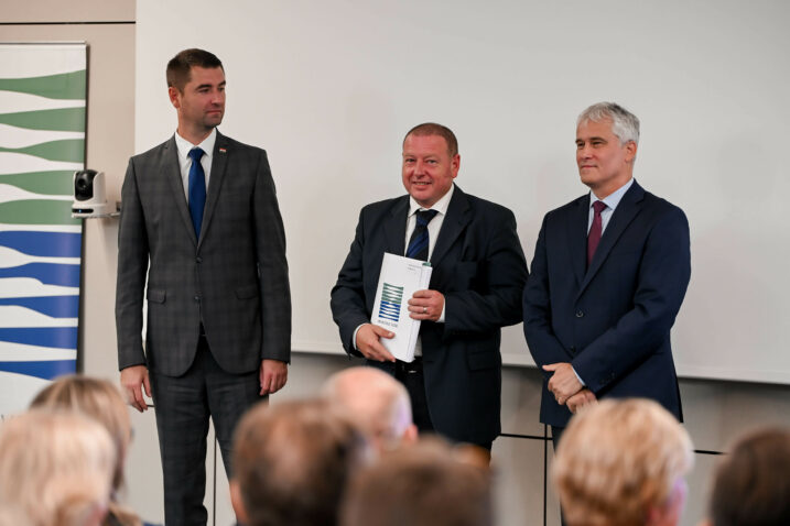 Davor Filipović, Igor Uremović i Zoran Đuroković prilikom potpisivanja ugovora / Foto VIO Žrnovnica