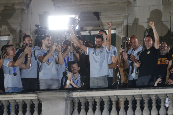 Novak Đoković s košarkašima na balkonu/Foto REUTERS