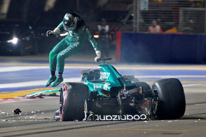 Lance Stroll iskače iz bolida nakon udesa/Foto REUTERS