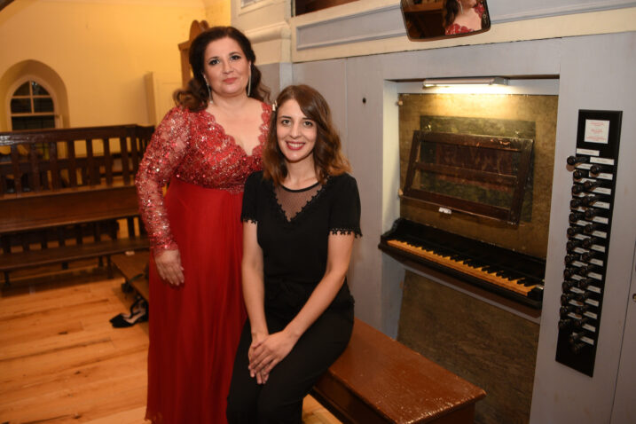 Valentina Fijačko Kobić i Jelena Belošević uz orgulje creske župne crkve / W. SALKOVIĆ