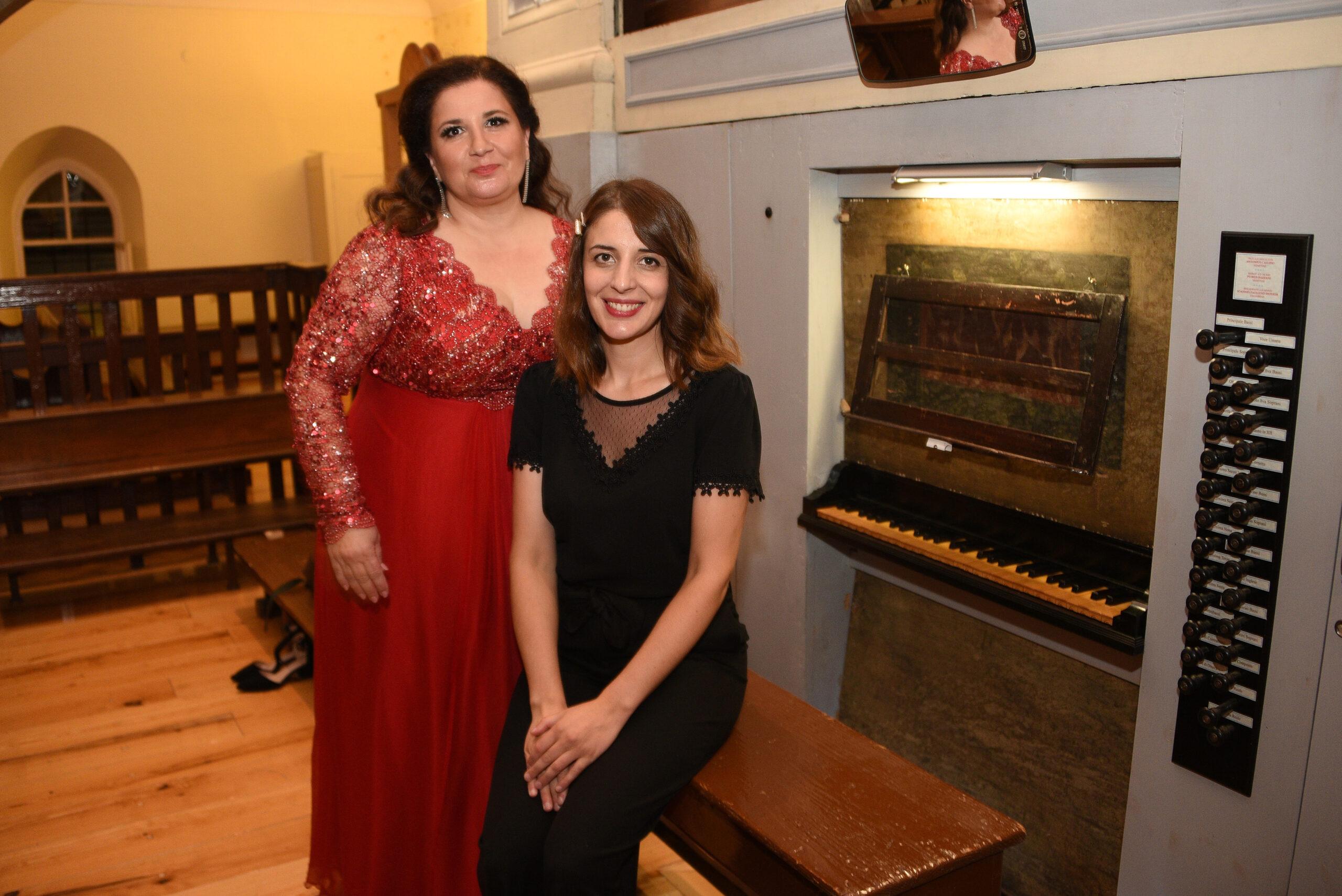 Valentina Fijačko Kobić i Jelena Belošević uz orgulje creske župne crkve / W. SALKOVIĆ
