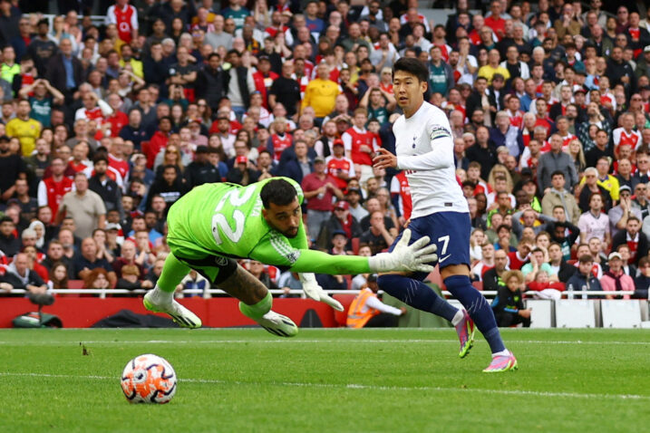 Son Heung-min zabija drugi pogodak za Spurse kraj vratara Topnika Davida Raye/Foto REUTERS