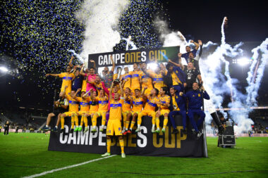 Nogometaši Tigresa s trofejom/Foto REUTERS