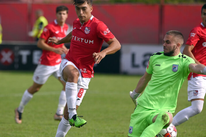 Niko Gajzler i Filip Kovačević, vratar Cibalije/Foto V. KARUZA