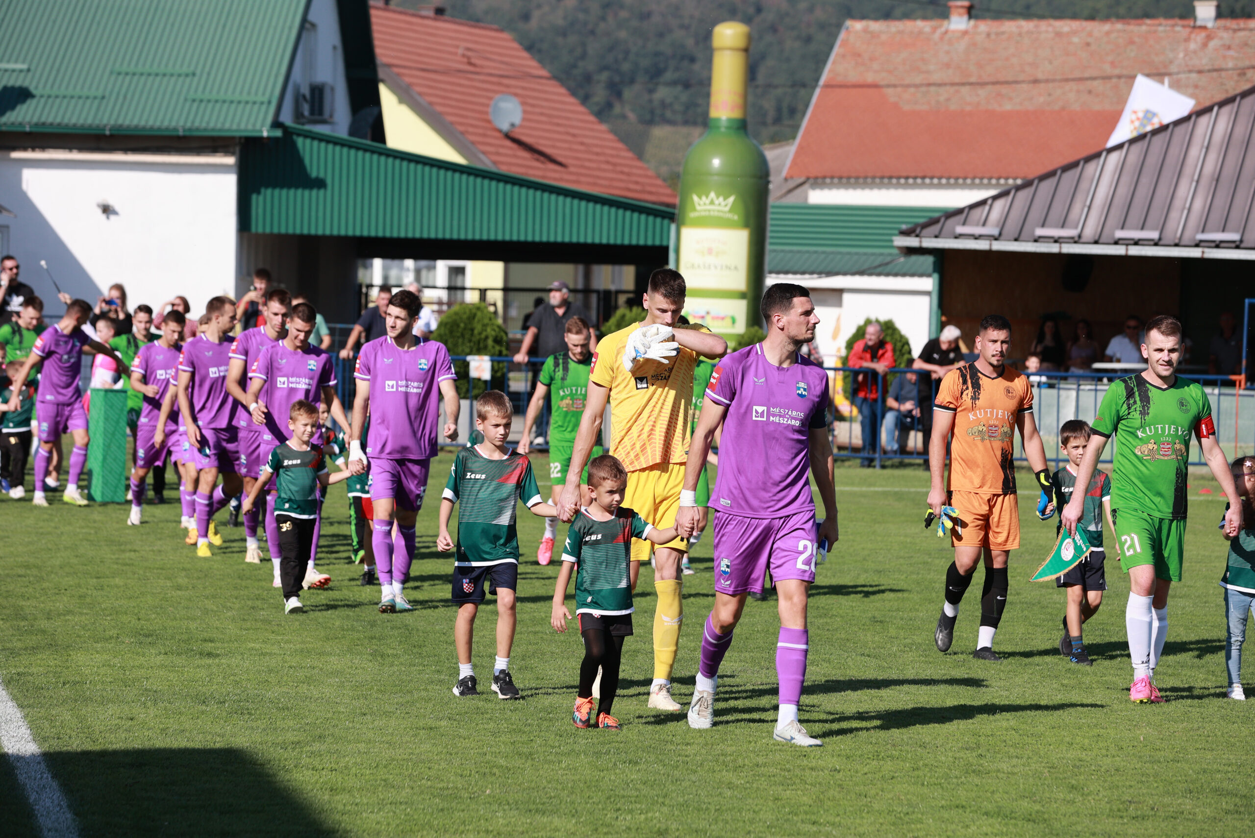 Igrači Osijeka i Kutjeva uoči početka utakmice/Foto PIXSELL