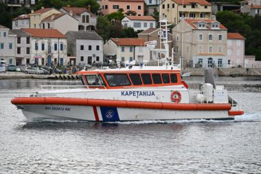 Petnaestmetarski brod za hitne slučajeve predstavljen je u lošinjskoj luci / Snimio Bojan PURIĆ