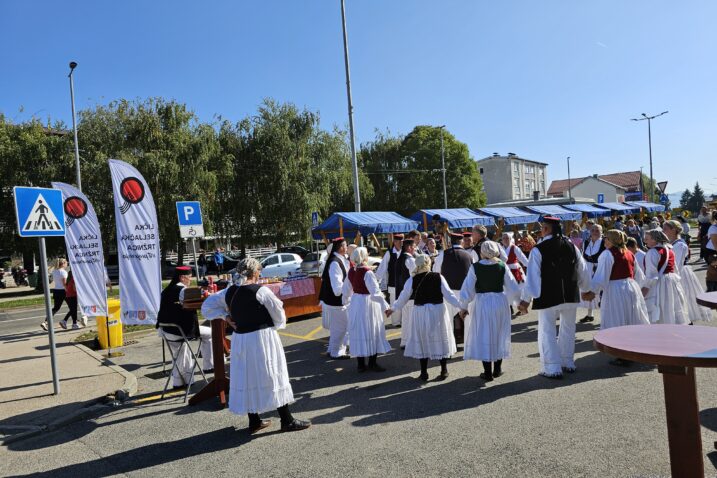 Lička seljačka tržnica / Snimio Marin SMOLČIĆ