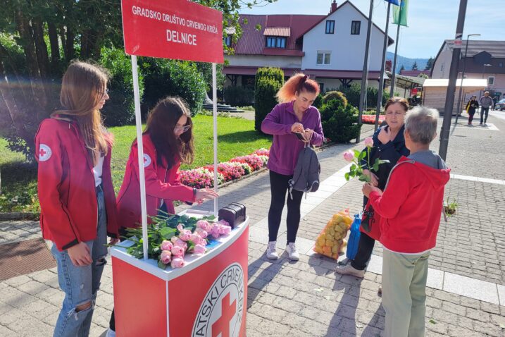 Mlade volonterke delničkog Crvenog križa prodavale su ruže / Snimio Marinko KRMPOTIĆ