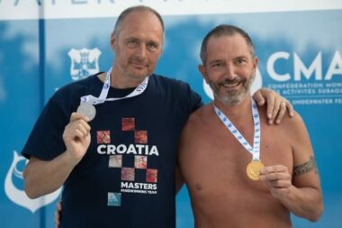 Davorin Tomac s jednom od tri osvojene srebrne medalje / FOTO CMAS