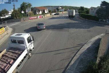 Gradski sustav videonadzora snimio je kamion sa »salonitkama« na izlazu iz grada / Foto GRAD KRK