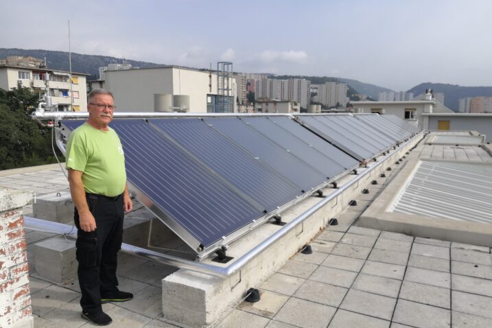 Solarni paneli na terasi zgrade Martina Kontuša 12 / Foto V. MRVOŠ
