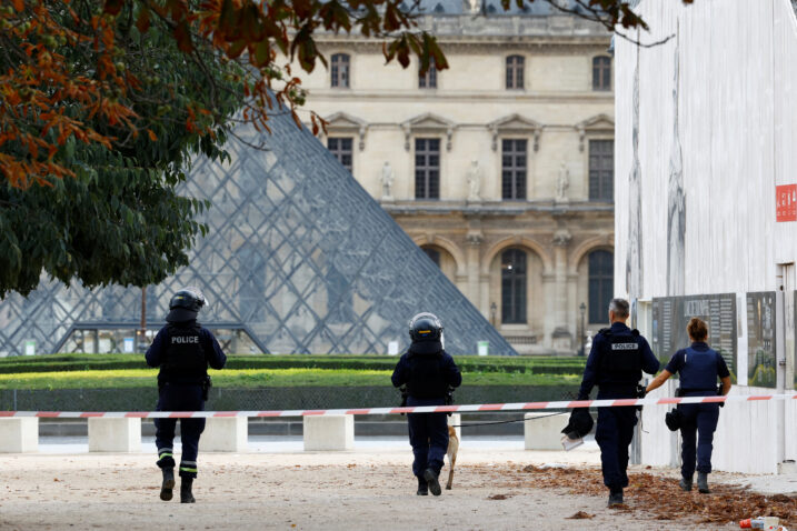 Policija pred Louvreom / Reuters