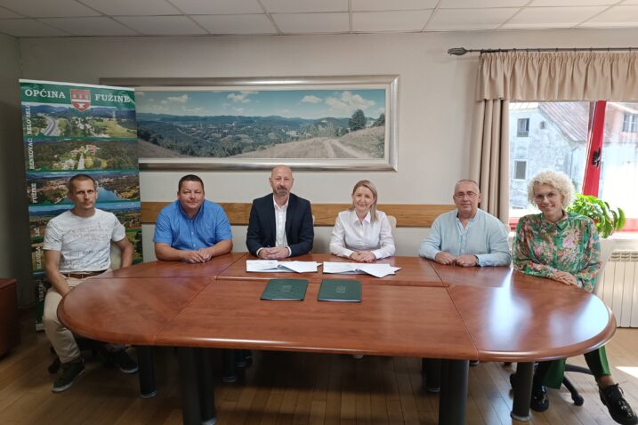 Potpisivanje ugovora - Tomislav Jakominić, Elvis Šporčić, David Bregovac, Marina Korbar Gverić, Ivica Mikulić i Helena Pavić / Foto: Općina Fužine