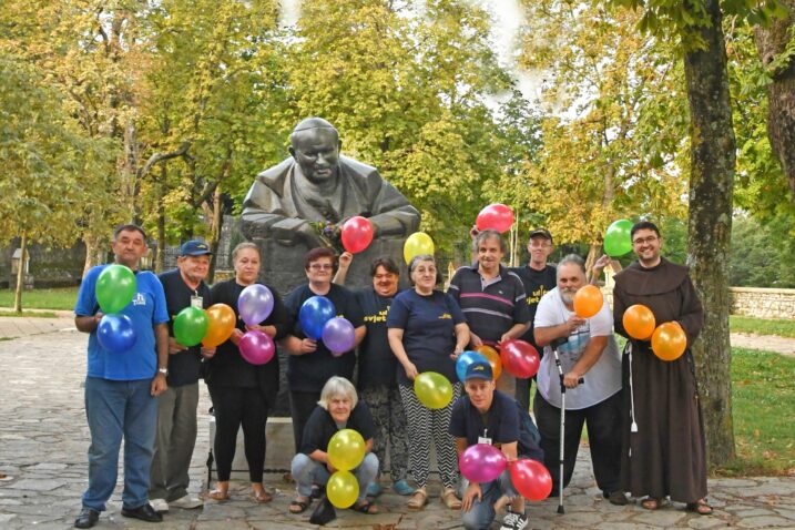 Uspomena za 15. rođendan časopisa, uoči odlaska na hodočašće u Rim / Foto »Ulične svjetiljke«