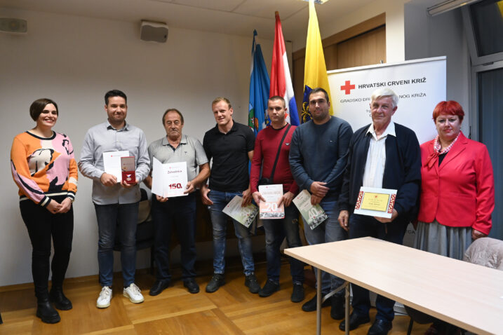 Višestruki crikvenički darivatelji krvi sa zasluženim priznanjima / Foto Ana Križanec