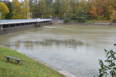 Jake kiše zamutile su fužinsko jezero Bajer / Snimio Marinko KRMPOTIĆ