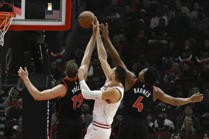 Zach LaVine između Jakoba Poeltla i Scottie Barnesa/Foto REUTERS