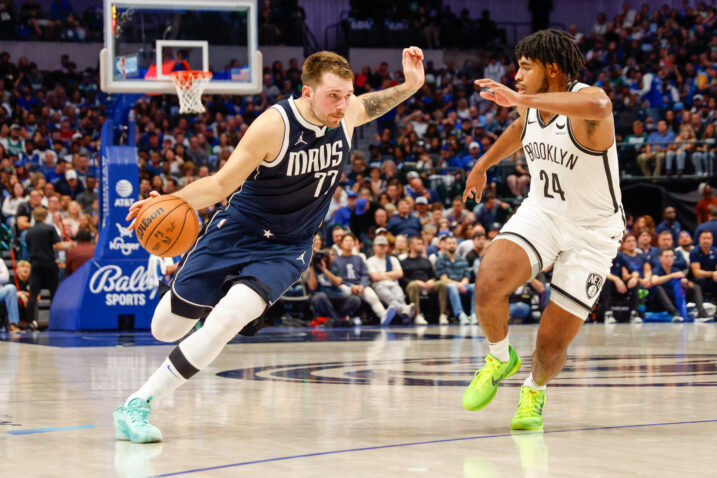 Luka Dončić i Cam Thomas/Foto REUTERS