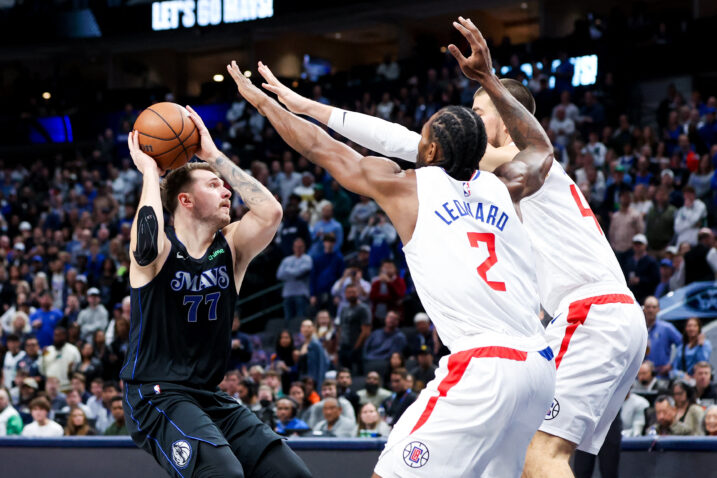 Kawhi Leonard i Ivica Zubac pokušavaju zaustaviti Luku Dončića/Foto REUTERS