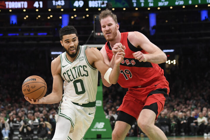 Jayson Tatum i Jakob Poeltl/Foto REUTERS