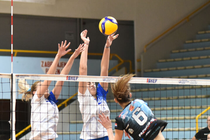 Petra Brkičić i Petra Gregorović u riječkom bloku/A. MAKSIMOVIĆ