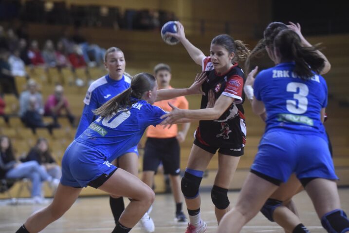 Ana Debelić/M. LEVAK