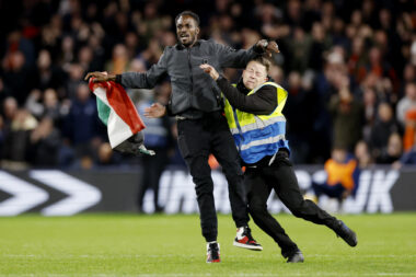 Navijač s palestinskom zastavom nedavno je prekinuo susret Luton Towna i Liverpoola/Foto REUTERS