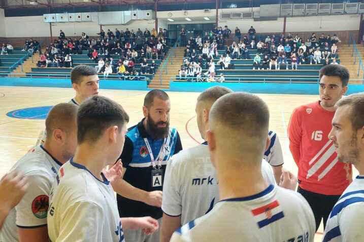 Trener Marijanović s igračima Kozale/Foto RK Kozala