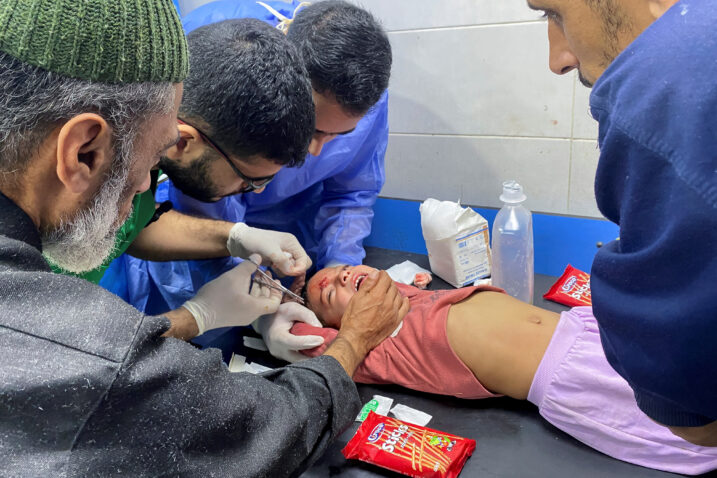 Liječnici pomažu djevojčici ranjenoj u napadu na bolnicu u Gazi / Reuters