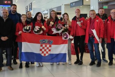 Predsjednik HBS-a Denis Peršić i glavna tajnica Lukrecija Zanki dočekali su hrvatsku reprezentaciju u zagrebačkoj Zračnoj luci »Franjo Tuđman«/Foto HBS