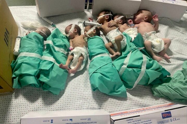 Inkubatori ne rade, pa bebe u bolnici Al Shifa pokušavaju utopliti tako da su ih polegli zajedno na krevetu / Foto Reuters