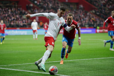 Robert Lewandowski i Vladimir Coufal/Foto REUTERS