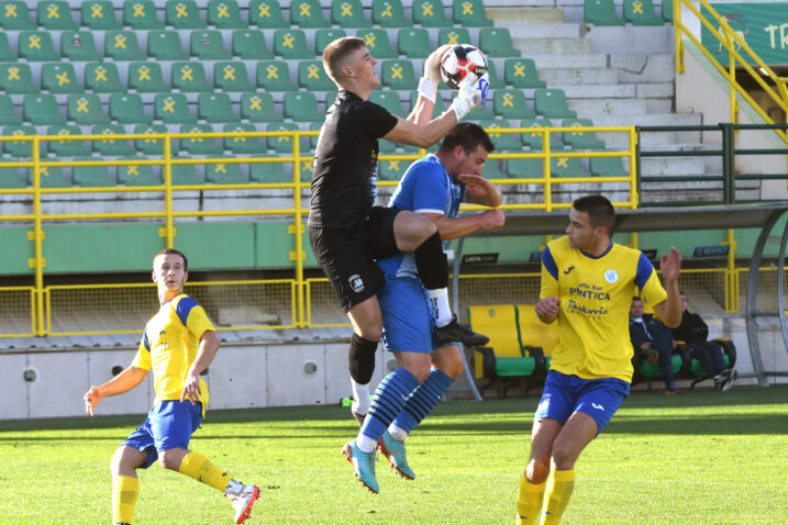 MINIMALAN PORAZ NA DROSINI - Matija Ugrinović, vratar Vinodola, odnosi loptu/Foto M. MIJOŠEK