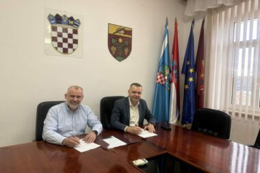 Kristijan Košćić i Daniel Grbić sporazum su potpisali u vijećnici Vinodolske općine / Foto Vindodolska općina