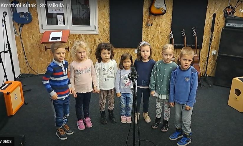 Scena iz spota nove prigodne pjesmice koju su ususret dolasku svetog Nikole spremno izveli mali Krčani, polaznici programa Kreativni kutak / Foto Kreativni Krk