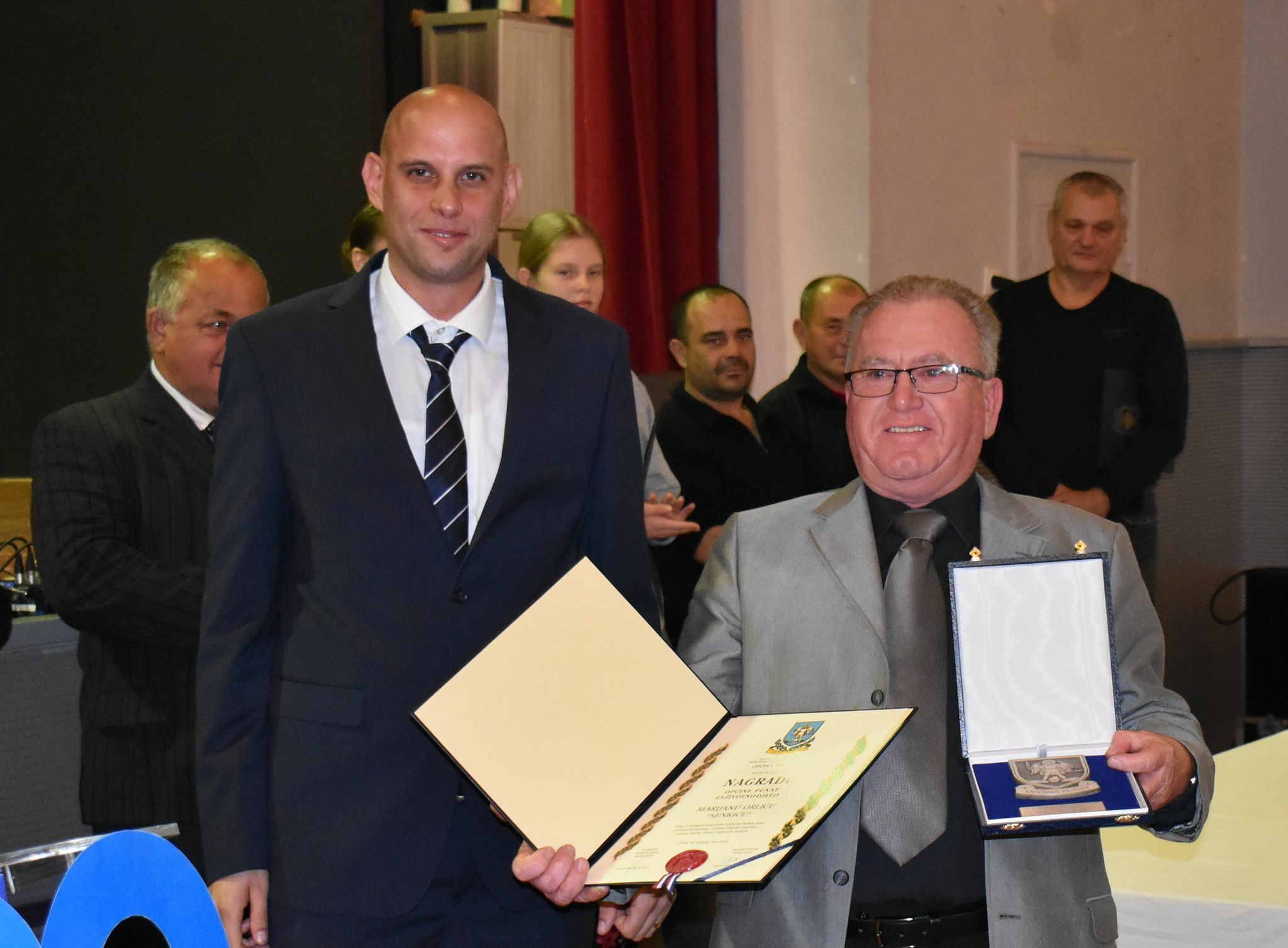 Dobitnik nagrade za životno djelo Marijan Orlić Senkić i načelnik Daniel Strčić / Foto Mladen Trinajstić