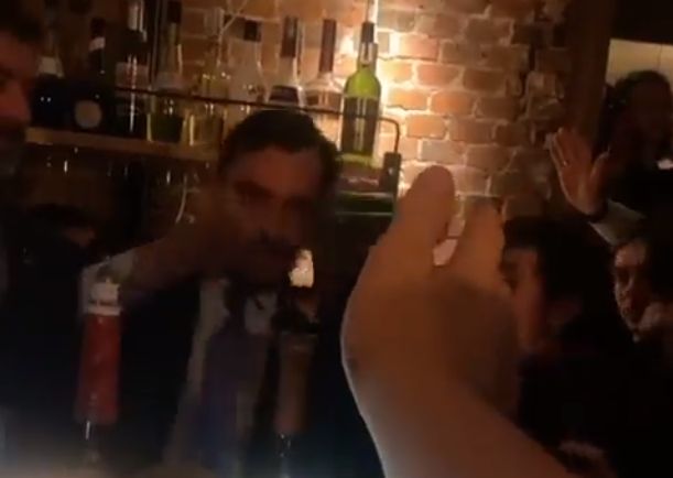 Trenutak u kojem Thierry Baudet dobiva pivsku bocu u glavu / Foto Screenshot X