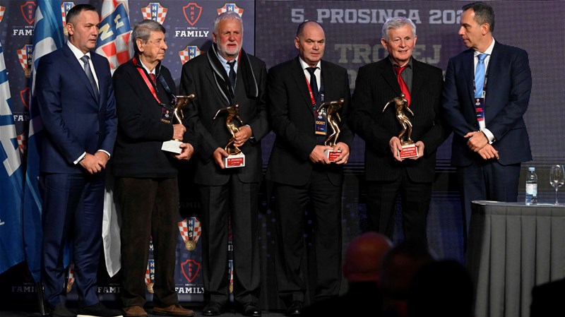Predsjednik Marijan Kustić s nagrađenim zaslužnicima/Foto Drago Sopta/HNS
