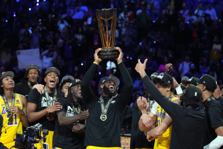 LeBron James s pobjedničkim trofejom/Foto REUTERS