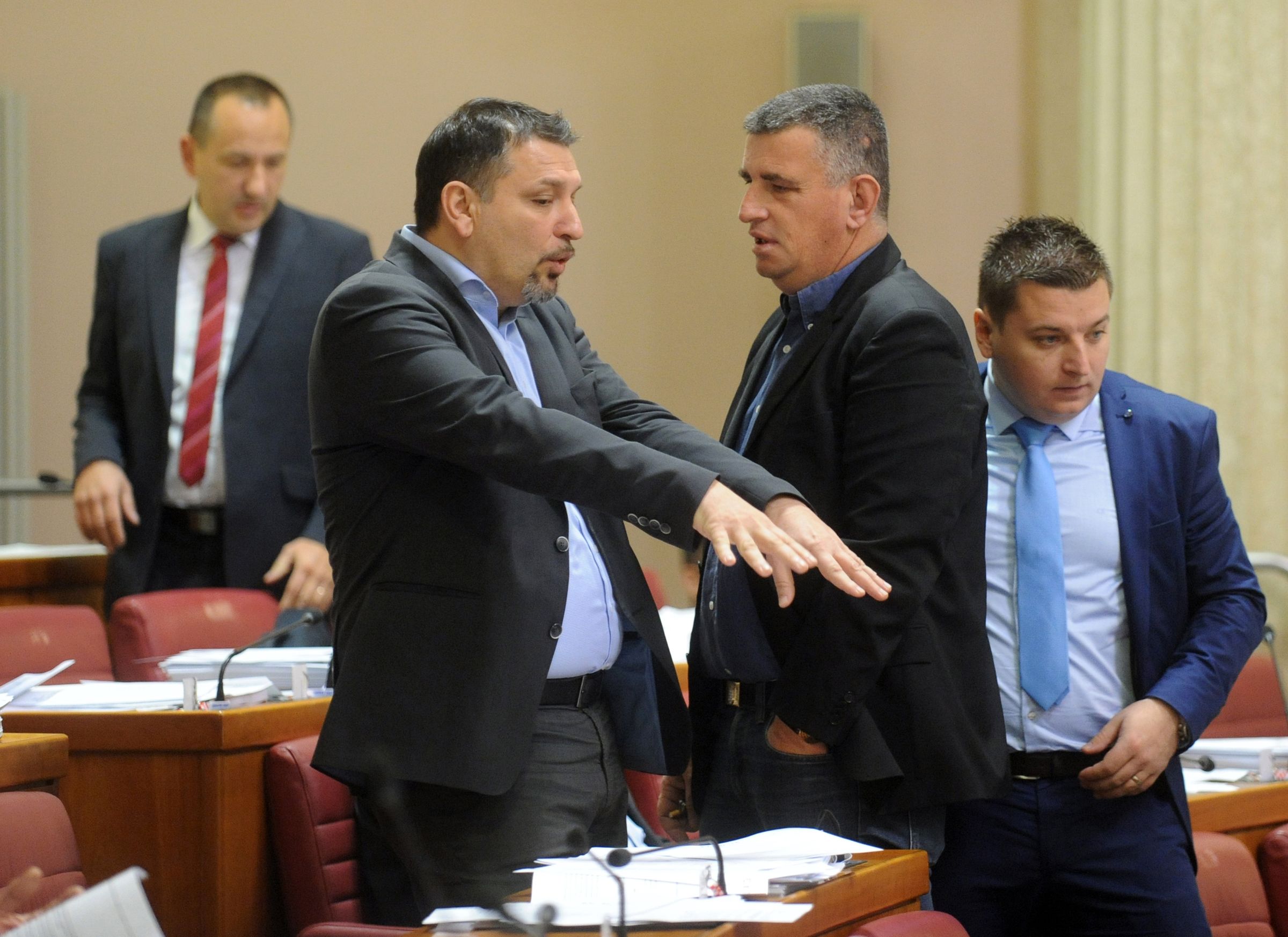 Željko Lacković snimljen 2016. u Saboru u razgovoru s Mirom Buljem / Foto arhiva NL