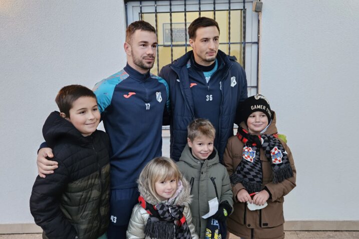 Marijan Čabraja i Matej Mitrović s klincima u Ivankovu/Foto HNK Rijeka