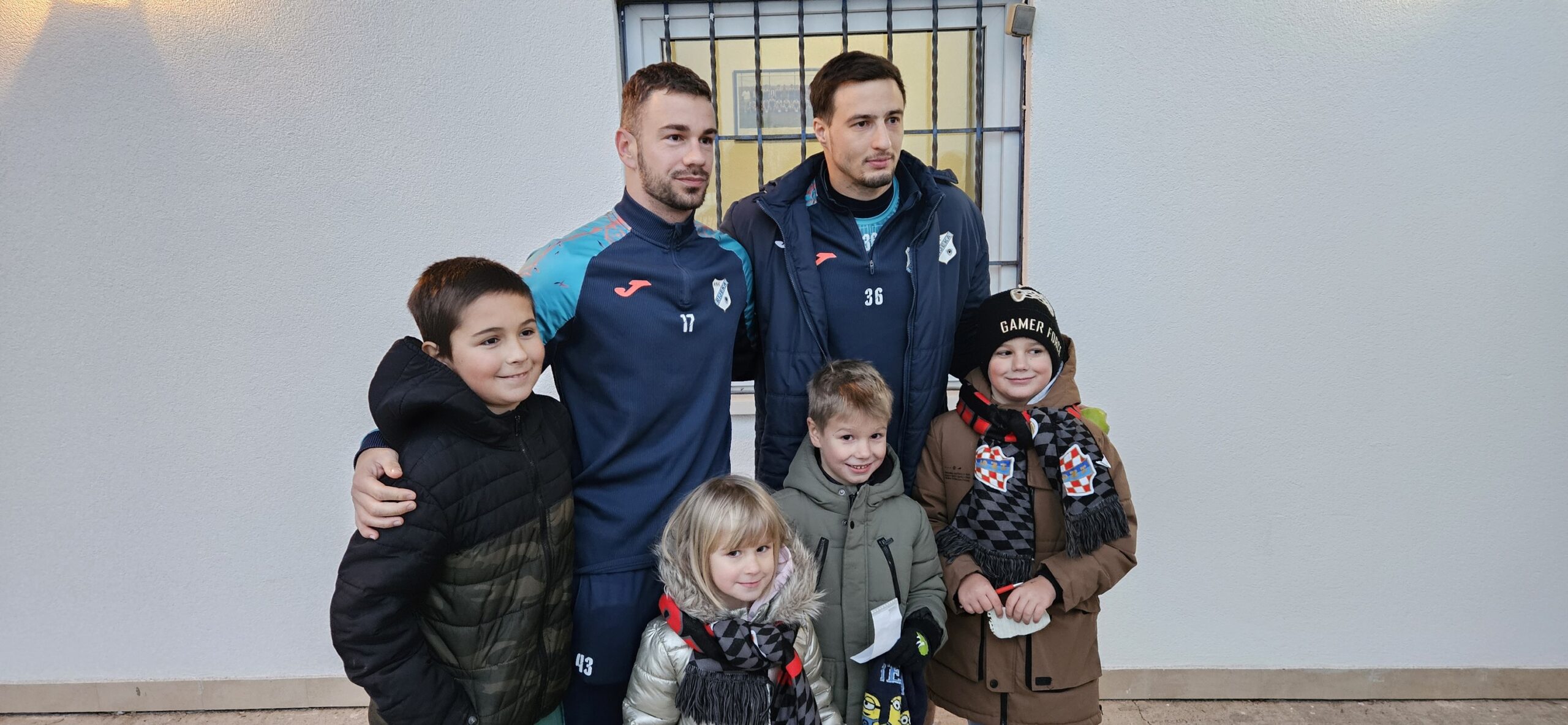 Marijan Čabraja i Matej Mitrović s klincima u Ivankovu/Foto HNK Rijeka