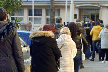 Ilustracija reda za dokumente pred riječkom policijskom upravom / Foto Vedran Karuza