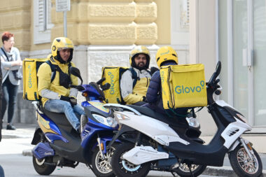 Migranti su motivirani zaraditi što više te zato rade duže i češće preko platformi kao što su Wolt ili Glovo, pa se stvara dojam da dominiraju tom industrijom / Snimio Vedran KARUZA